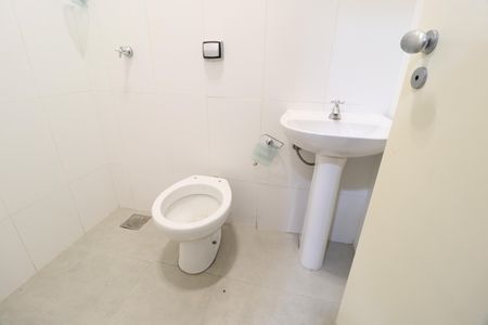 Casa de condomínio para alugar com 250m², 4 quartos e 4 vagasBanheiro de Serviço