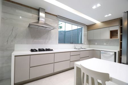 Casa de condomínio para alugar com 250m², 4 quartos e 4 vagasCozinha