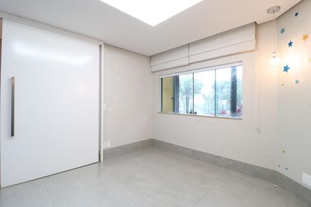 Casa de condomínio para alugar com 250m², 4 quartos e 4 vagasSala de TV