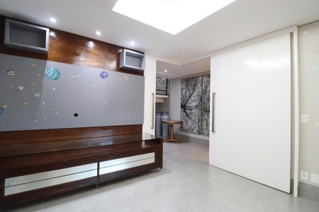 Casa de condomínio para alugar com 250m², 4 quartos e 4 vagasSala de TV