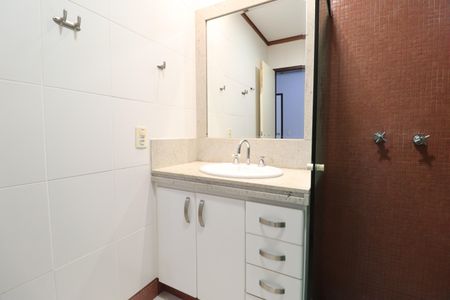 Casa de condomínio para alugar com 250m², 4 quartos e 4 vagasBanheiro do Quarto 3