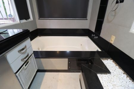 Casa de condomínio para alugar com 250m², 4 quartos e 4 vagasBanheiro do Quarto 4