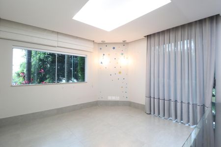 Casa de condomínio para alugar com 250m², 4 quartos e 4 vagasSala de TV