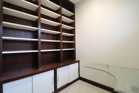 Casa de condomínio para alugar com 250m², 4 quartos e 4 vagasEscritório