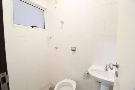 Casa de condomínio para alugar com 250m², 4 quartos e 4 vagasBanheiro de Serviço