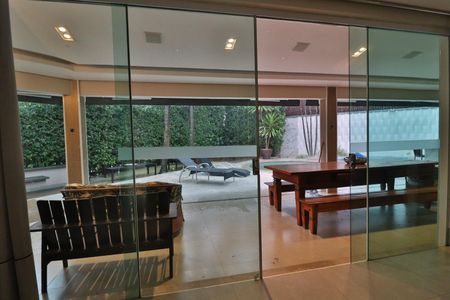 Casa de condomínio para alugar com 250m², 4 quartos e 4 vagasVaranda