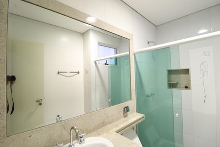 Casa de condomínio para alugar com 250m², 4 quartos e 4 vagasBanheiro do Quarto 1