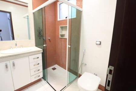 Casa de condomínio para alugar com 250m², 4 quartos e 4 vagasBanheiro do Quarto 3