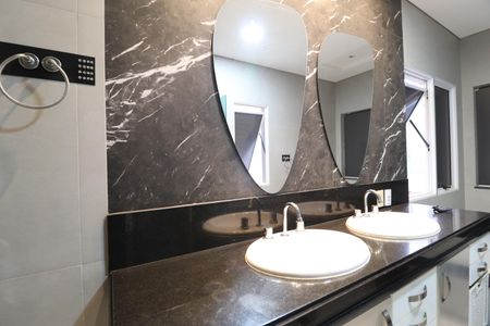 Casa de condomínio para alugar com 250m², 4 quartos e 4 vagasBanheiro do Quarto 4