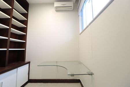 Casa de condomínio para alugar com 250m², 4 quartos e 4 vagasEscritório