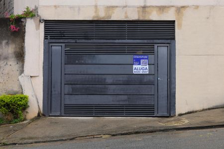 Apartamento para alugar com 40m², 2 quartos e sem vagaFachada do imóvel - Placa instalada no portão do prédio - Código da placa: YIXW-1746