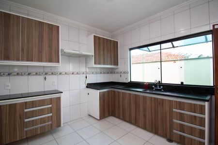 Casa à venda com 265m², 4 quartos e 10 vagas Casa à venda com 265m², 4 quartos e 10 vagasCozinha