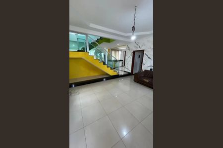 Casa para alugar com 4 quartos, 280m² em Cabral, Contagem