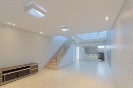 Casa para alugar com 230m², 2 quartos e 2 vagas Casa para alugar com 230m², 2 quartos e 2 vagasSala