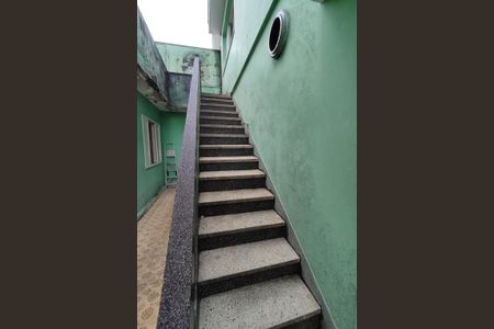 Casa à venda com 200m², 3 quartos e 2 vagas Casa à venda com 200m², 3 quartos e 2 vagasEscada