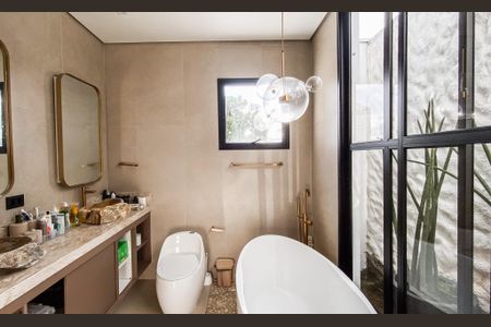 Casa à venda com 600m², 3 quartos e 8 vagasBanheiro da Suíte 1