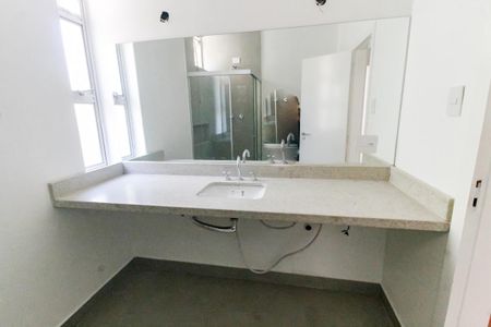 Casa para alugar com 430m², 4 quartos e 4 vagas Casa para alugar com 430m², 4 quartos e 4 vagasBanheiro Corredor