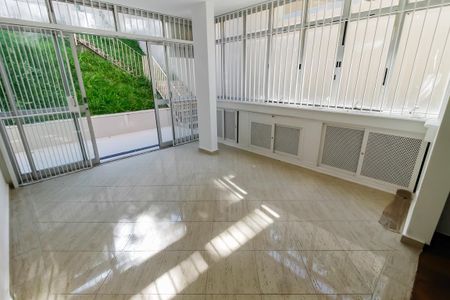 Casa para alugar com 430m², 4 quartos e 4 vagas Casa para alugar com 430m², 4 quartos e 4 vagasSala 5