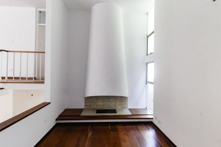 Casa para alugar com 430m², 4 quartos e 4 vagas Casa para alugar com 430m², 4 quartos e 4 vagasDetalhe - Sala 3 (Lareira)