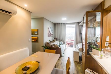 Sala  de apartamento para alugar com 2 quartos, 70m² em Empresarial 18 do Forte, Barueri