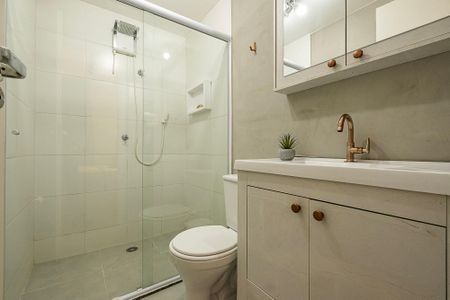 Banheiro de kitnet/studio para alugar com 1 quarto, 25m² em Pinheiros, São Paulo