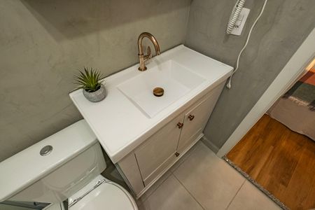 Banheiro de kitnet/studio para alugar com 1 quarto, 25m² em Pinheiros, São Paulo