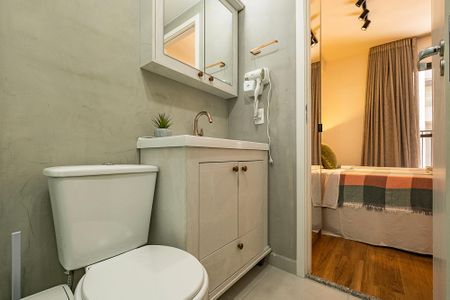 Banheiro de kitnet/studio para alugar com 1 quarto, 25m² em Pinheiros, São Paulo