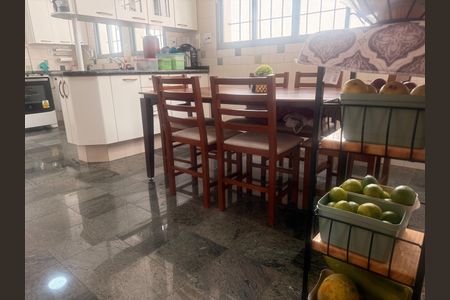 Casa de condomínio à venda com 234m², 3 quartos e 1 vagaCozinha