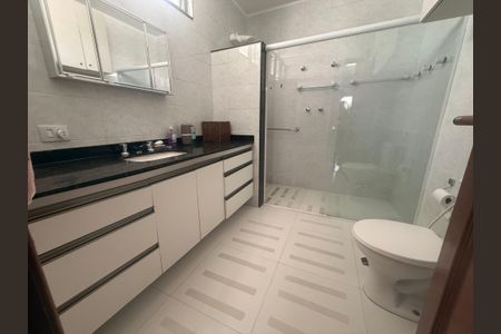 Casa de condomínio à venda com 234m², 3 quartos e 1 vagaBanheiro