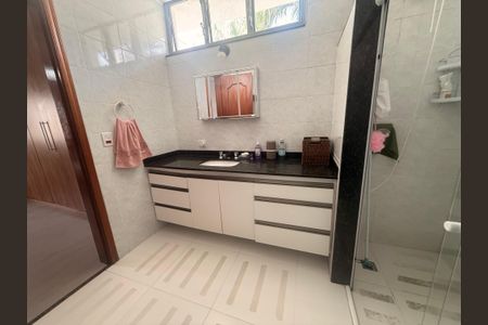 Casa de condomínio à venda com 234m², 3 quartos e 1 vagaBanheiro