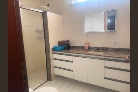 Casa de condomínio à venda com 234m², 3 quartos e 1 vagaBanheiro
