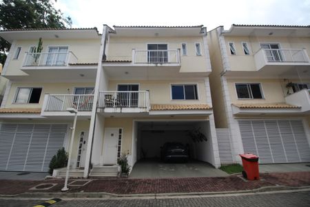 Casa de condomínio para alugar com 170m², 3 quartos e 4 vagasFachada