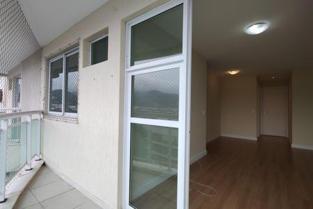 Apartamento à venda com 75m², 3 quartos e 1 vaga Apartamento à venda com 75m², 3 quartos e 1 vagaVaranda