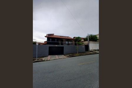 Casa para alugar com 300m², 4 quartos e 5 vagasFachada