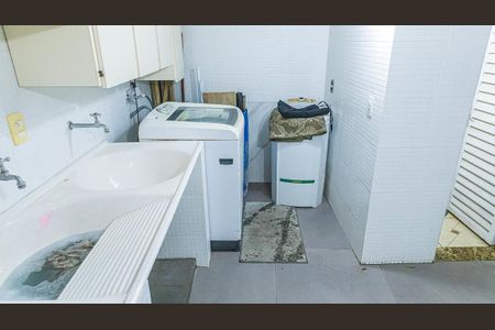 Casa para alugar com 300m², 4 quartos e 5 vagasArea de serviço