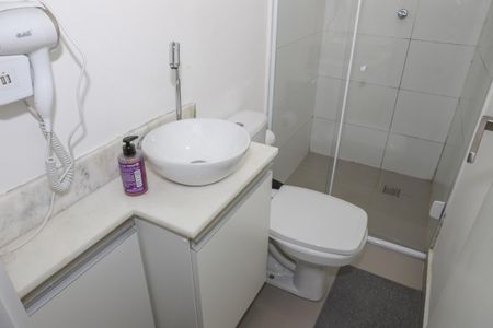 Banheiro de kitnet/studio para alugar com 1 quarto, 26m² em Pompeia, São Paulo