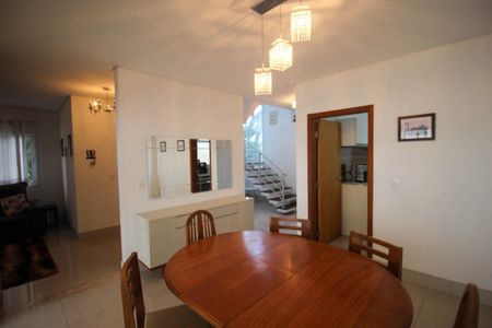 Casa de condomínio para alugar com 269m², 4 quartos e 2 vagas