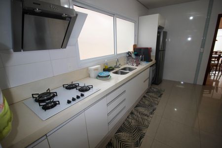Casa de condomínio para alugar com 269m², 4 quartos e 2 vagas