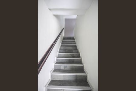 Casa para alugar com 200m², 2 quartos e 2 vagasEscada