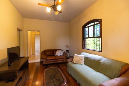 Casa à venda com 800m², 2 quartos e 4 vagas