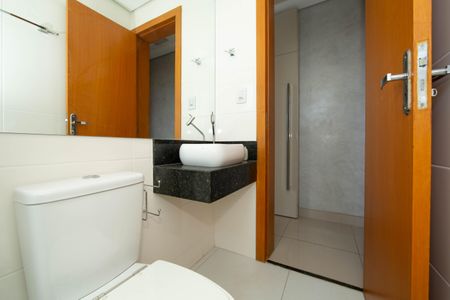 Apartamento à venda com 57m², 2 quartos e 2 vagasBANHEIRO2