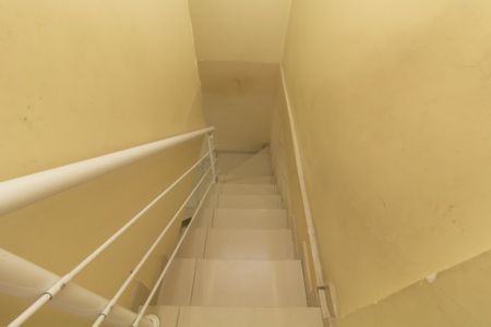 Casa para alugar com 200m², 2 quartos e 2 vagas Casa para alugar com 200m², 2 quartos e 2 vagasEscada