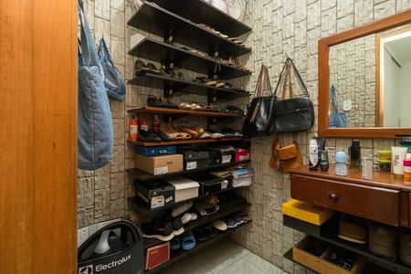 Casa à venda com 215m², 2 quartos e 2 vagas Casa à venda com 215m², 2 quartos e 2 vagasCloset