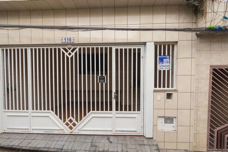 Casa à venda com 215m², 2 quartos e 2 vagas Casa à venda com 215m², 2 quartos e 2 vagasFachada