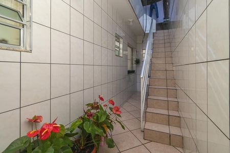 Casa à venda com 215m², 2 quartos e 2 vagas Casa à venda com 215m², 2 quartos e 2 vagasEscada de acesso terraço