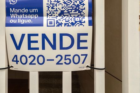 Casa à venda com 215m², 2 quartos e 2 vagas Casa à venda com 215m², 2 quartos e 2 vagasPlaca instalada