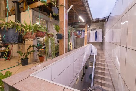 Casa à venda com 215m², 2 quartos e 2 vagas Casa à venda com 215m², 2 quartos e 2 vagasEscada de acesso Terraço