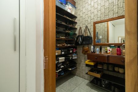 Casa à venda com 215m², 2 quartos e 2 vagas Casa à venda com 215m², 2 quartos e 2 vagasCloset
