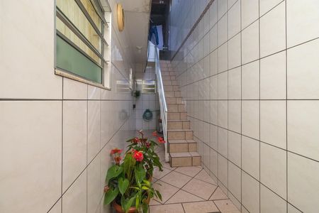 Casa à venda com 215m², 2 quartos e 2 vagas Casa à venda com 215m², 2 quartos e 2 vagasEscada de acesso terraço