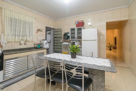 Casa à venda com 215m², 2 quartos e 2 vagas Casa à venda com 215m², 2 quartos e 2 vagasCozinha